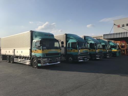 埼玉T　トラック5台逆光